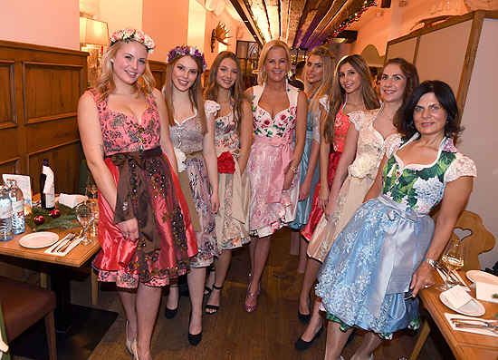 Astrid Söll und ihre Dirndl Models  / "Christmas Charity Dinner" zugunsten der "Stiftung KinderHerz" im Lokal "Steirer am Markt" in München 29.November 2018  / ©Foto:Agentur Schneider-Press/W.Breiteneicher